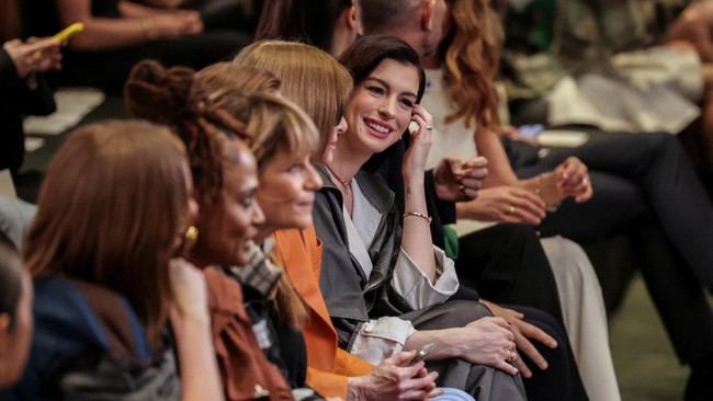 Anne Hathaway attends the Louis Vuitton Cruise 2027 collection show in New York City, U.S., May 20, 2026. REUTERS/Jeenah Moon