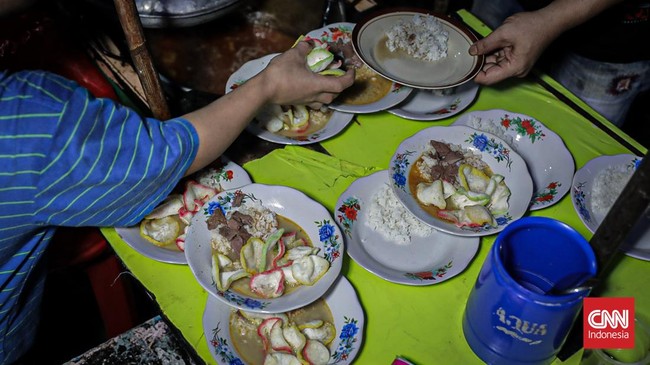Para pengunjung mulai memadati Blok M yang salah satu sentra kuliner yang tengah digandrungi di Jakarta Selatan. (CNN Indonesia/Febria Adha L)