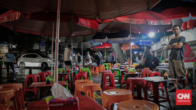 Para pengunjung mulai memadati Blok M yang salah satu sentra kuliner yang tengah digandrungi di Jakarta Selatan. (CNN Indonesia/Febria Adha L)