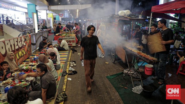Para pengunjung mulai memadati Blok M yang salah satu sentra kuliner yang tengah digandrungi di Jakarta Selatan. (CNN Indonesia/Febria Adha L)