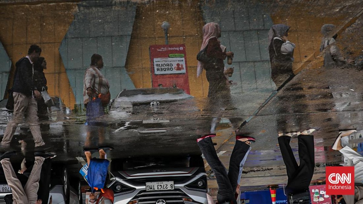 Para pengunjung mulai memadati Blok M yang salah satu sentra kuliner yang tengah digandrungi di Jakarta Selatan. (CNN Indonesia/Febria Adha L)