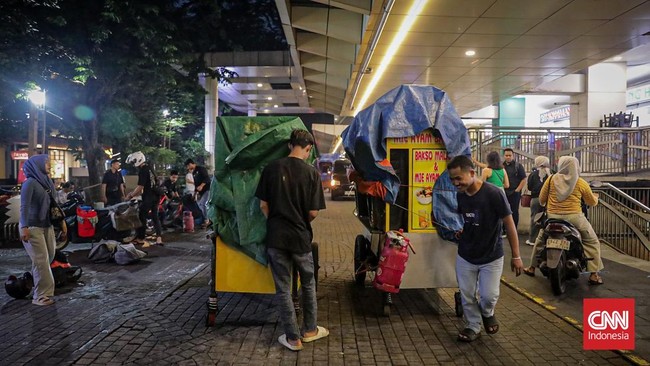 Para pengunjung mulai memadati Blok M yang salah satu sentra kuliner yang tengah digandrungi di Jakarta Selatan. (CNN Indonesia/Febria Adha L)