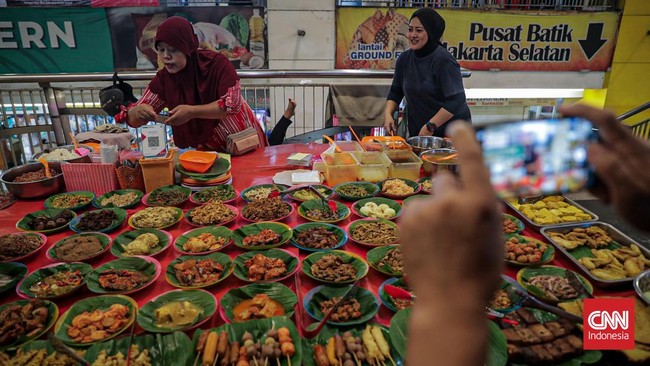 Para pengunjung mulai memadati Blok M yang salah satu sentra kuliner yang tengah digandrungi di Jakarta Selatan. (CNN Indonesia/Febria Adha L)