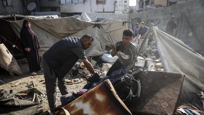 Palestinian men clear the site of an overnight Israeli military strike on structures and tents housing displaced families, killing ten Palestinians, in Gaza City on May 28, 2026. The majority of Gaza's 2.4 million people have been displaced, often mu