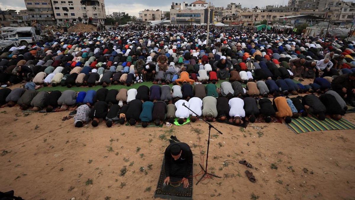 Palestinian Muslims attend the Eid al-Adha prayer, in Gaza City, May 27, 2026. REUTERS/Dawoud Abu Alkas