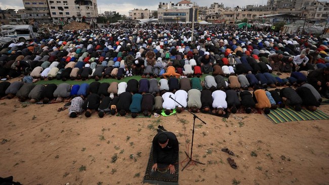 Palestinian Muslims attend the Eid al-Adha prayer, in Gaza City, May 27, 2026. REUTERS/Dawoud Abu Alkas