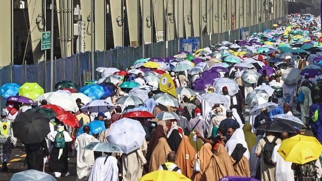 Puncak ibadah haji tahun ini berlangsung di tengah suhu panas ekstrem yang mencapai 44 derajat Celsius.