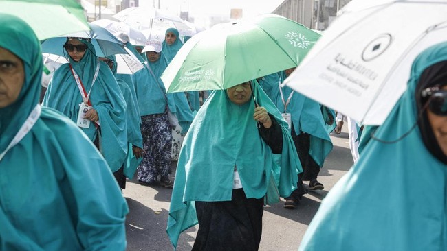 Puncak ibadah haji tahun ini berlangsung di tengah suhu panas ekstrem yang mencapai 44 derajat Celsius.