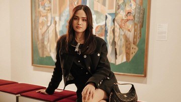 Kabar Terkini Artis dari InsertLive : 9 Potret Elegan Syifa Hadju Hadiri Acara Fashion di Korea, Foto Bareng Kim Go Eun!