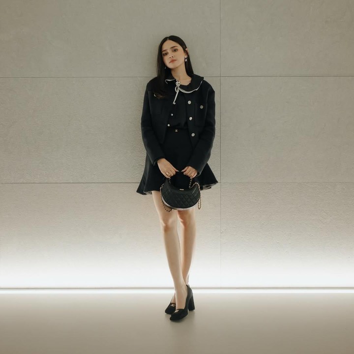 <p>Melalui unggahan di Instagram, Syifa membagikan momen spesial saat berada di acara fesyen ini, Bunda. "<em>From New York, beautifully brought to Seoul for M&eacute;tiers d&rsquo;Art. It was such a special evening. Thank you so much for having me</em>. (Dari New York, dibawa dengan indah ke Seoul untuk M&eacute;tiers d'Art. Malam&nbsp;yang sungguh istimewa. Terima kasih banyak telah mengundang saya)," tulisnya dalam unggahan. (Foto: Instagram @syifahadju)</p>