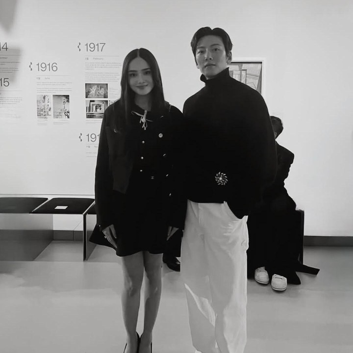 <p>Selain Kim Go Eun, Syifa juga bertemu dengan aktor populer Ji Chang Wook. Meski hanya bertemu sebentar, istri El Rumi ini tak lupa untuk mengabadikan momen manisnya bersama bintang film <em>Colony</em> itu. (Foto: Instagram @syifahadju)</p>