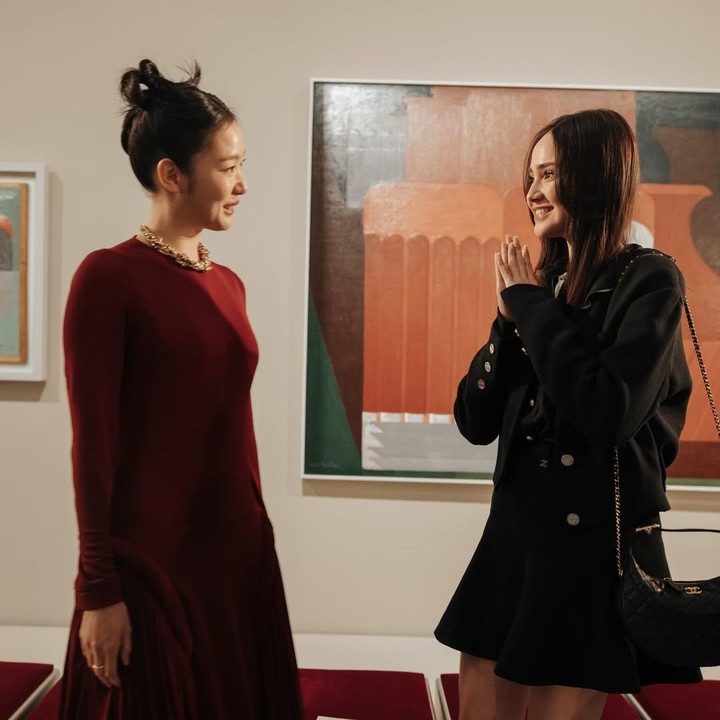 <p>Di acara ini, Syifa bertemu beberapa artis ternama Korea Selatan. Salah satunya adalah bintang drama <em>Yumi's Cells,</em> Kim Go Eun. Syifa tampak tersipu bahagia saat bertemu dan berbincang langsung dengan idolanya. (Foto: Instagram @syifahadju)</p>
