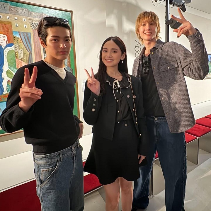 <p>Di foto lainnya, Syifa mengunggah potret kebersamaan dengan dua anggota idol K-Pop Cortis, yang bernama Keonho dan Martin. Syifa dan dua idol yang sedang naik daun ini kompak berpose dua jari atau <em>peace sign</em>. (Foto: Instagram @syifahadju)</p>