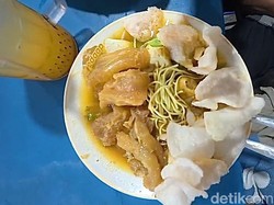 35 Tahun Bertahan, Tahu Campur-Kikil Pak Sadak Surabaya Tetap Diburu