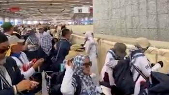 Puncak Ibadah Haji, Ribuan Jemaah Melempar Jumrah di Mina
