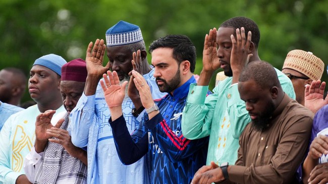 New York City Mayor Zohran Mamdani prays during Eid al-Adha prayers in the Bronx Borough of New York City, U.S., May 27, 2026. REUTERS/Adam Gray
