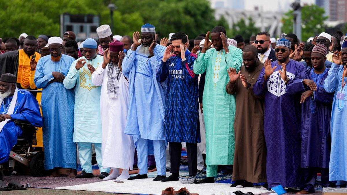 Wali Kota New York Zohran Mamdani Salat Iduladha Pakai Kostum Arsenal