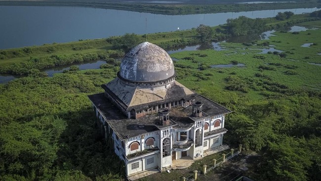 Foto udara sebuah masjid terbengkalai di pinggir kolam penampungan semburan lumpur Lapindo di Porong, Sidoarjo, Jawa Timur, Jumat (29/5/2026). Tepat 20 tahun lalu, bencana semburan lumpur panas tersebut kejadiannya pada 29 Mei 2006 telah menenggelamk