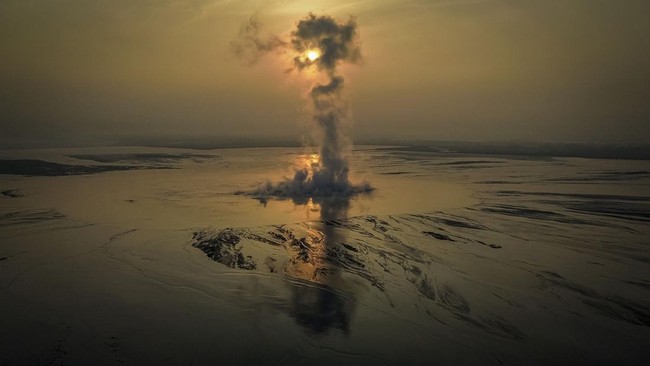 Foto udara terlihat pusat semburan lumpur Lapindo mengeluarkan asap di Porong, Sidoarjo, Jawa Timur, Jumat (29/5/2026). Tepat 20 tahun lalu, bencana semburan lumpur panas tersebut kejadiannya pada 29 Mei 2006 telah menenggelamkan desa-desa, merusak r