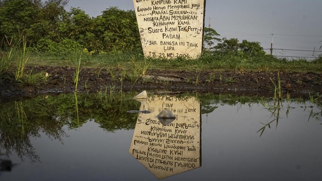 Monumen peringatan terpasang di tanggul penahan LumpurLapindo di Porong, Sidoarjo, Jawa Timur, Jumat (29/5/2026). Tepat 20 tahun lalu, bencana semburan lumpur panas tersebut kejadiannya pada 29 Mei 2006 telah menenggelamkan desa-desa, merusak ribuan