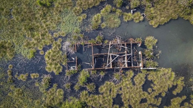 Foto udara sebuah rumah rusak di pinggir kolam penampungan semburan lumpur Lapindo di Porong, Sidoarjo, Jawa Timur, Jumat (29/5/2026). Tepat 20 tahun lalu, bencana semburan lumpur panas tersebut kejadiannya pada 29 Mei 2006 telah menenggelamkan desa-