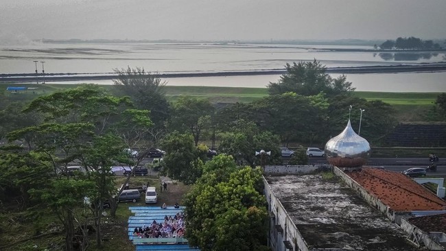Foto udara warga penyintas lumpur Lapindo melaksanakan Shalat Idul Adha 1447 H di lapangan Masjid Nurul Ashar, Desa Jatirejo, Porong, Sidoarjo, Jawa Timur, Rabu (27/5/2026). Shalat Idul Adha 1447 Hijriah tersebut menjadi momentum kebersamaan dan ajan