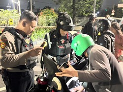 Diduga Kelelahan, Driver Ojol Ditemukan Terkapar di Pinggir Jalan Jaktim