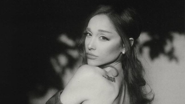 Album baru Ariana Grande yang bertajuk Petal.