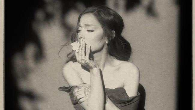 Album baru Ariana Grande yang bertajuk Petal.
