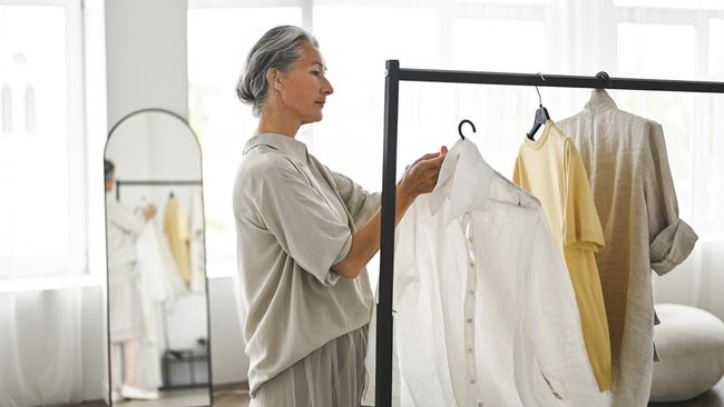 Capsule wardrobe bisa bikin berpakaian kita lebih mindful dan tidak terjebak kultur belanja ala fast fashion.