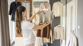 Capsule wardrobe mendorong kita untuk berpakaian lebih mindful dan menekan belanja baju baru.