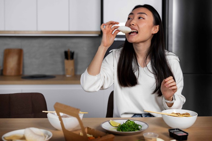 Orang yang emosinya stabil akan selalu menyempatkan waktu untuk mengonsumsi sarapan sehat, sesibuk apa pun. Mereka paham bahwa hari mereka akan berjalan lebih baik jika mereka mendapatkan asupan energi yang cukup.