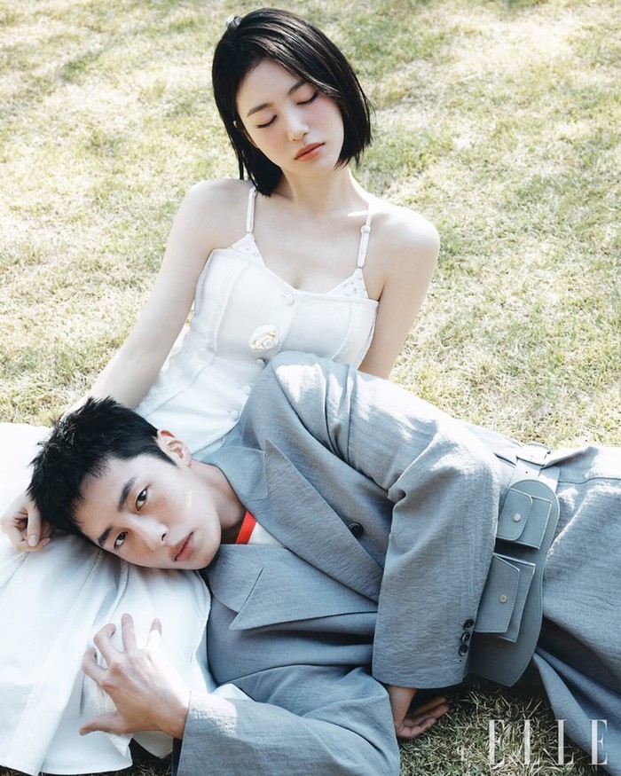 Dalam transkrip wawancara, Lee Jae Wook mengungkapkan bahwa drama 'Doctor on the Edge' sangat bermakna untuknya karena ia akhirnya mendapatkan kesempatan berakting dengan Shin Ye Eun yang merupakan aktris seumuran dengannya./ Foto: instgaram.com/ellekorea