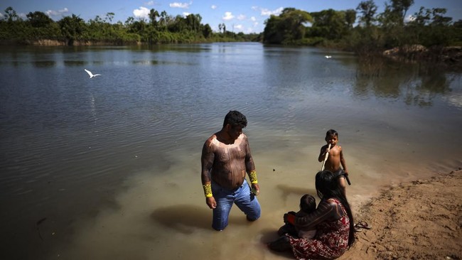 Indigenous Kayapo people refresh themselves in the river at Pykany village in the Menkragnoti Indigenous Territory of the Kayapo people, in Para state, Brazil May 20, 2026. REUTERS/Adriano Machado