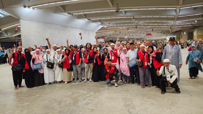 Prosesi ini merupakan salah satu rangkaian penting dalam pelaksanaan ibadah haji yang dijalankan para jemaah setelah bermalam atau mabit di Mina, Arab Saudi.