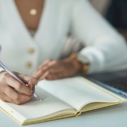 Menulis untuk Diri Sendiri, Ini 4 Alasan Journaling Terasa Melegakan Secara Emosional
