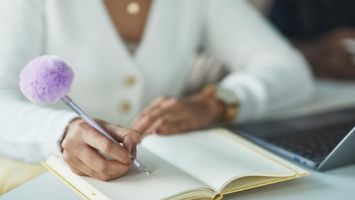Menulis untuk Diri Sendiri, Ini 4 Alasan Journaling Terasa Melegakan Secara Emosional