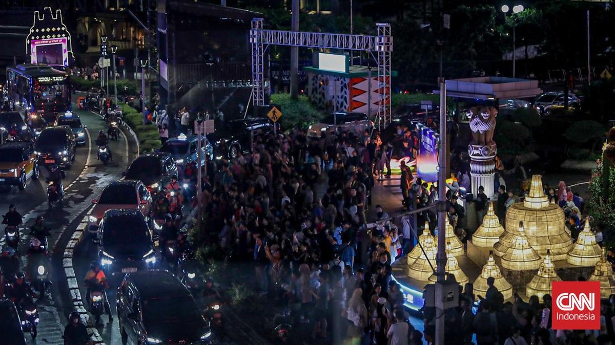 Sejumlah warga menghadiri Illumination of Jakarta: Glow of Peace di area Bundaran HI, Jakarta Pusat, Jumat (29/5/2026). (CNN Indonesia/Febria Adha L)