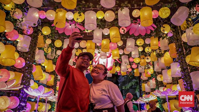 Sejumlah warga menghadiri Illumination of Jakarta: Glow of Peace di area Bundaran HI, Jakarta Pusat, Jumat (29/5/2026). (CNN Indonesia/Febria Adha L)