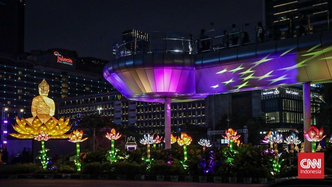 Sejumlah warga menghadiri Illumination of Jakarta: Glow of Peace di area Bundaran HI, Jakarta Pusat, Jumat (29/5/2026). (CNN Indonesia/Febria Adha L)