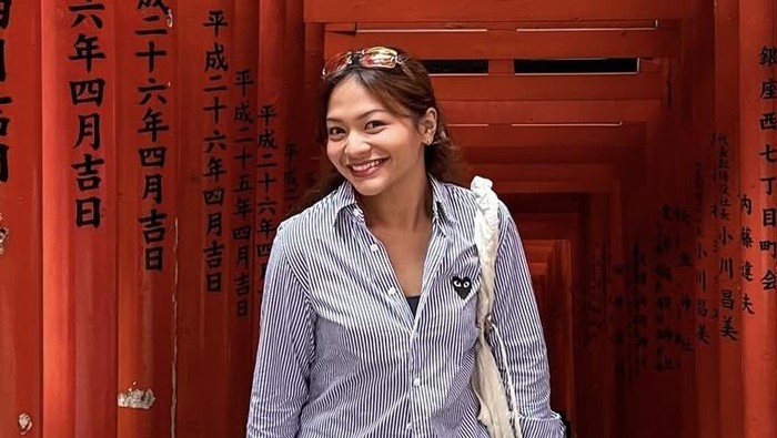 Get The Look: Ide Outfit Simple nan Gemas untuk Liburan ala Amel Carla