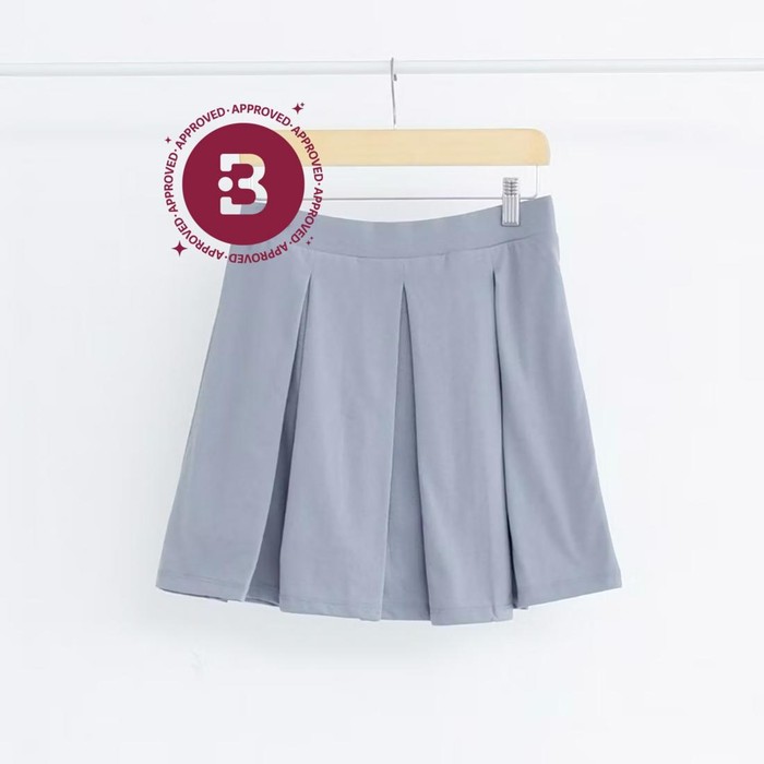 Ide outfit simple nan gemas untuk liburan ala Amel Carla