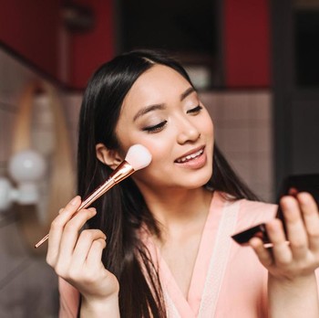 5 Cara agar Makeup Minim Luntur saat Beraktivitas di Luar Ruangan
