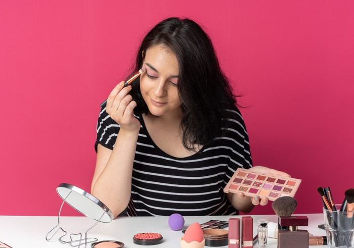 Pemakaian bedak menjadi solusi terbaik untuk mencegah minyak berlebih khususnya untuk kulit berminyak. Selain itu, bedak membuat hasil make up lebih flawless.