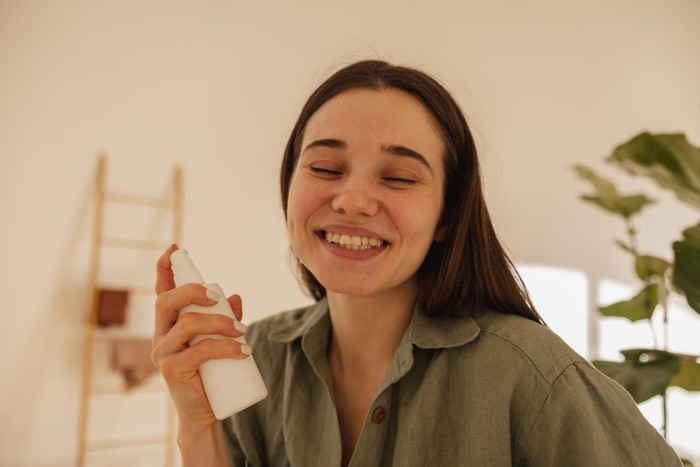 Supaya hasil make up lebih menyatu dengan kulit, kamu bisa menset make up dengan setting spray. Partikel-partikel halus setting spray dapat bikin make up jadi lebih flawless dan tahan seharian.