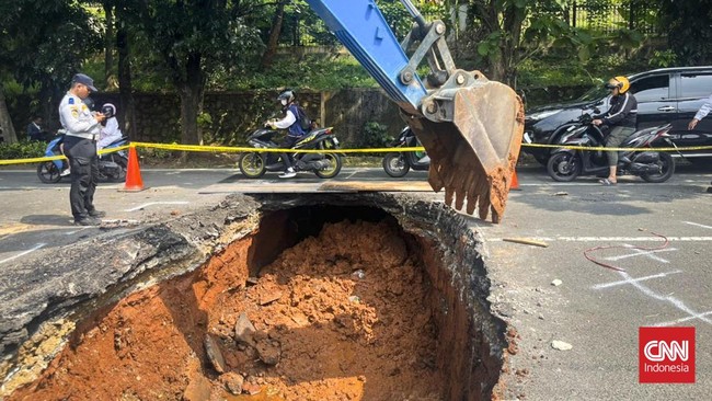 Ekskavator diterjunkan benahi jalan amblas di Lenteng Agung, Jaksel, Jumat (29/5/2026).