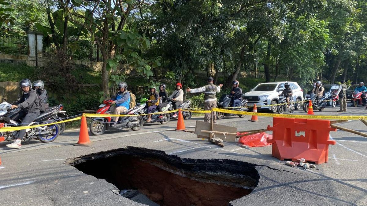 Jalan Amblas di Lenteng Agung Jaksel Terdeteksi Sejak Rabu Lalu