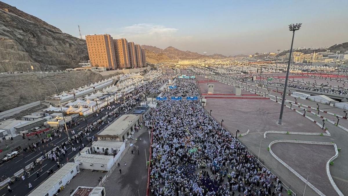 Ribuan jemaah haji dari berbagai negara berjalan pulang seusai melempar jumrah di Mina, Makkah, Arab Saudi, Kamis (28/5/2026) waktu setempat. Jamaah haji melempar jumrah dengan dua pilihan yakni Nafar Awal (11-12 Zulhijah) atau Nafar Tsani (11-13 Zul