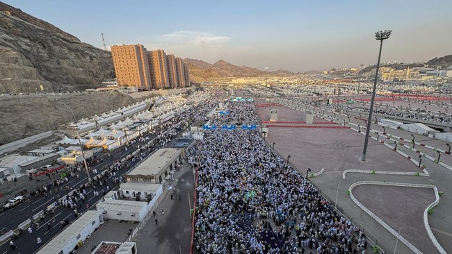 Ribuan jemaah haji dari berbagai negara berjalan pulang seusai melempar jumrah di Mina, Makkah, Arab Saudi, Kamis (28/5/2026) waktu setempat. Jamaah haji melempar jumrah dengan dua pilihan yakni Nafar Awal (11-12 Zulhijah) atau Nafar Tsani (11-13 Zul