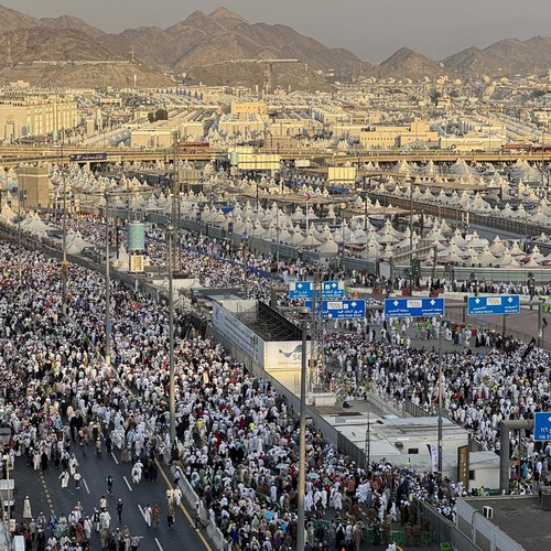 Ribuan jemaah haji dari berbagai negara berjalan pulang seusai melempar jumrah di Mina, Makkah, Arab Saudi, Kamis (28/5/2026) waktu setempat. Jamaah haji melempar jumrah dengan dua pilihan yakni Nafar Awal (11-12 Zulhijah) atau Nafar Tsani (11-13 Zul